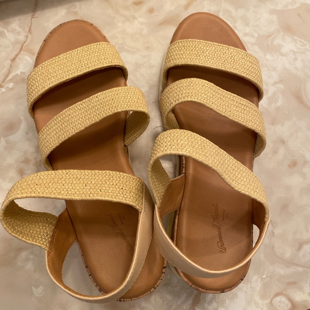 Universal Threads barely worn platform sandals